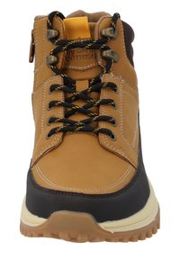 Stivali da trekking in pelle marrone con accenti neri, con occhielli in metallo, lacci neri e gialli, e una suola in gomma texturizzata.