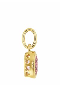 Pendente in tone oro con una pietra rosa sfaccettata e ritagli a forma di cuore. Presenta un attacco ad anello circolare per un uso versatile.