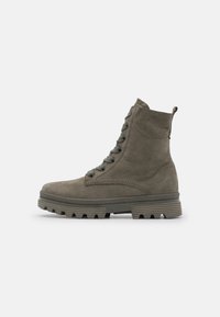 Stivale alla caviglia in suede grigio con chiusura a lacci, suola in gomma e finitura texture. Presenta dettagli di cucitura e una linguetta nella parte posteriore.