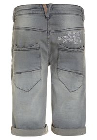 Šedé denimové šortky s ohrnutým lemem, obsahující dvě zadní kapsy a bílé vyšívané texty na pravé kapse. Hladká textura, ležérní design.