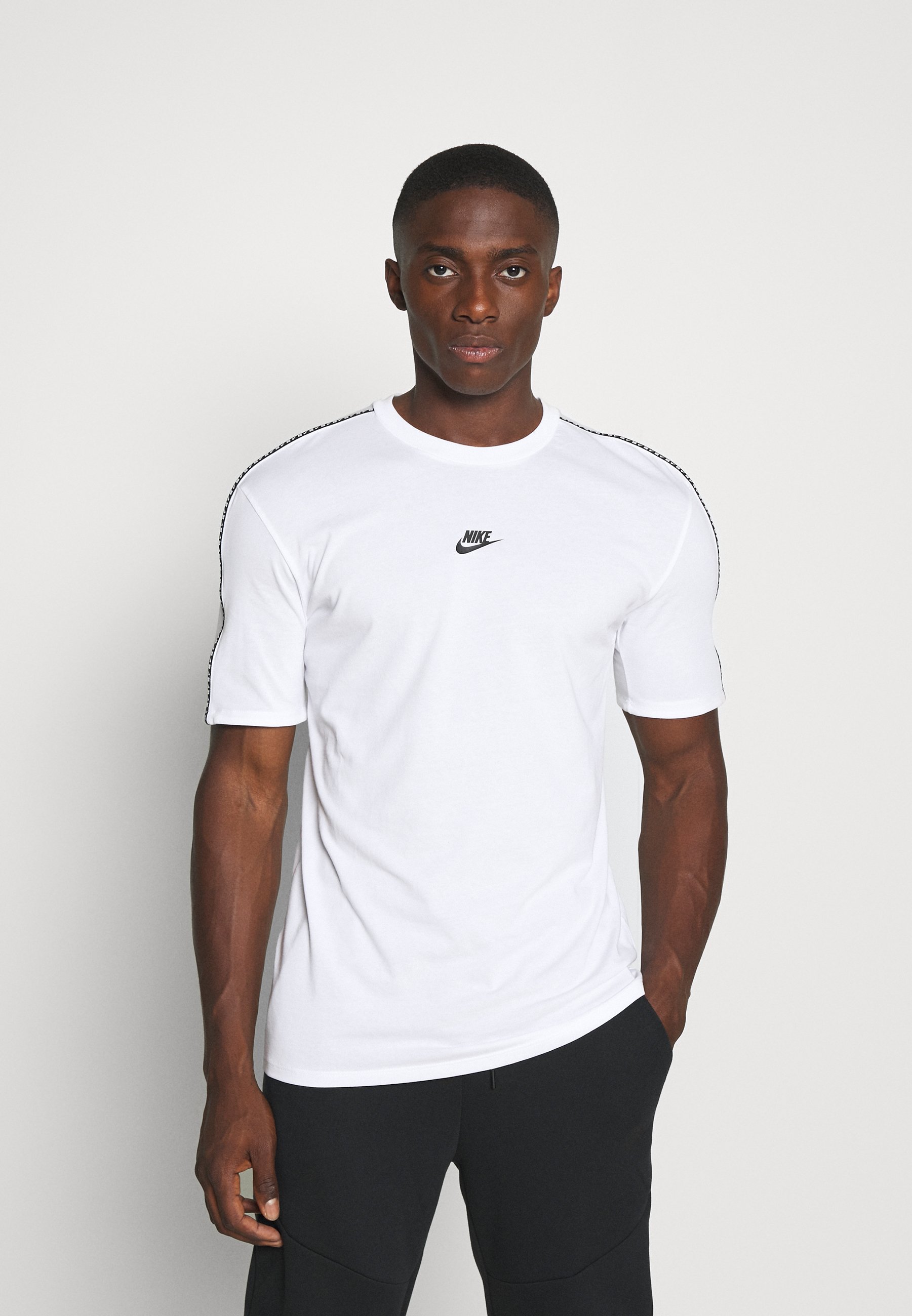 Nike Sportswear REPEAT T shirts med print white Zalando.no Nike Sportswear REPEAT - T-shirts - white
