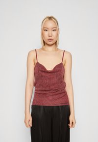 Rode, glanzende, mouwloze cami met een V-hals en aansluitend ontwerp, met dunne bandjes en geplooide textuur bij de taille.