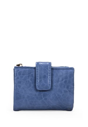 Cartera de cuero azul con superficie texturizada, forma rectangular, cremallera superior y solapa frontal con cierre de presión.