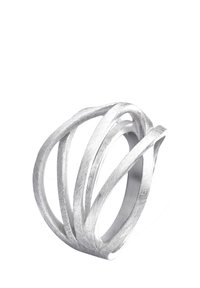 Anello d'argento con bande intrecciate, caratterizzato da una finitura texturizzata e bordi lisci, che crea un design aperto e geometrico.