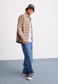 Converse HOLIDAY BUTTON DOWN WARM  - Ing - classic taupe