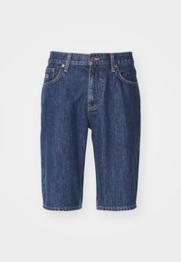 Pantalones cortos de mezclilla en azul oscuro, con una cinturilla estándar, dos bolsillos frontales, costuras visibles y un dobladillo ligeramente desgastado.