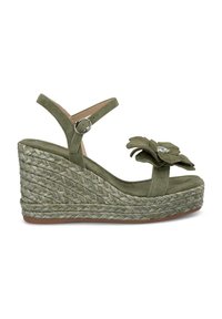 Sandalo wedge in suede verde con piattaforma in juta intrecciata, dotato di un accento floreale sulla cinghia della punta e di una cinghia regolabile alla caviglia.