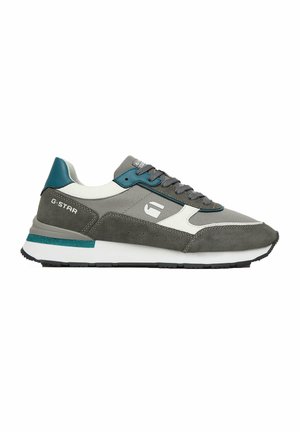 Szaro-biało-turkusowy sneaker G-Star z sznurowaniem z przodu, amortyzowaną podeszwą i logo marki na boku oraz języku, pokazany z profilu.