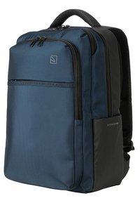 Zaino in tessuto blu navy con due compartimenti con cerniera, tasca anteriore e dettagli neri resistenti. Presenta spallacci imbottiti.