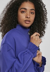 Urban Classics Pulover - bluepurple