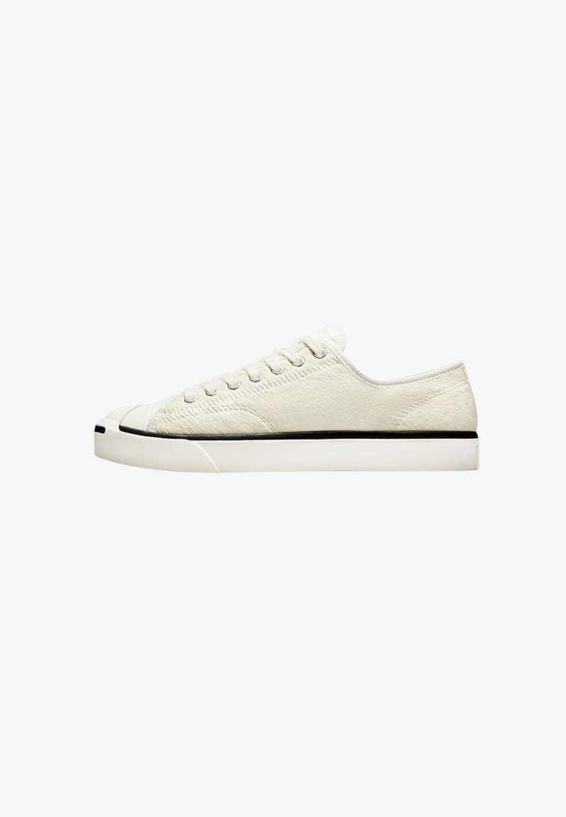Weiße Leinen-Sneaker mit runder Spitze, schwarzen Gummielementen und flacher Sohle. Verfügt über sechs Ösen und eine strukturierte Oberseite für besseren Halt.