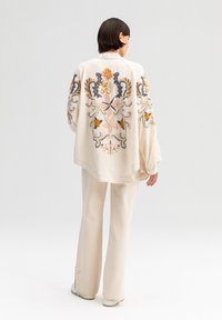 EMBROIDERED KIMONO  - Suvejakk - off white