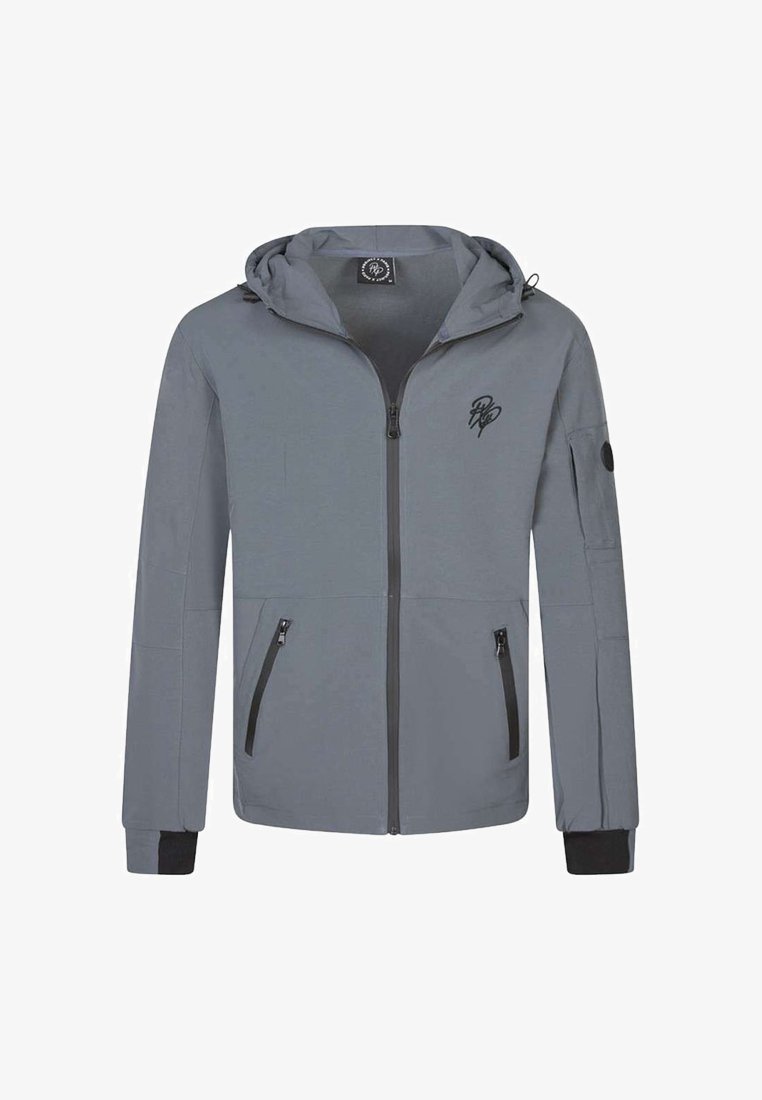 Grijze ritsjack met een capuchon. Beschikt over twee voorzakken met rits en een logo op de borst. Zwarte accenten op de ritsen en manchetten. Soepele textuur.