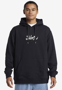 Sudadera negra con bolsillo frontal, capucha con cordón y logo blanco impreso en el pecho. Presenta puños acanalados y un corte relajado.