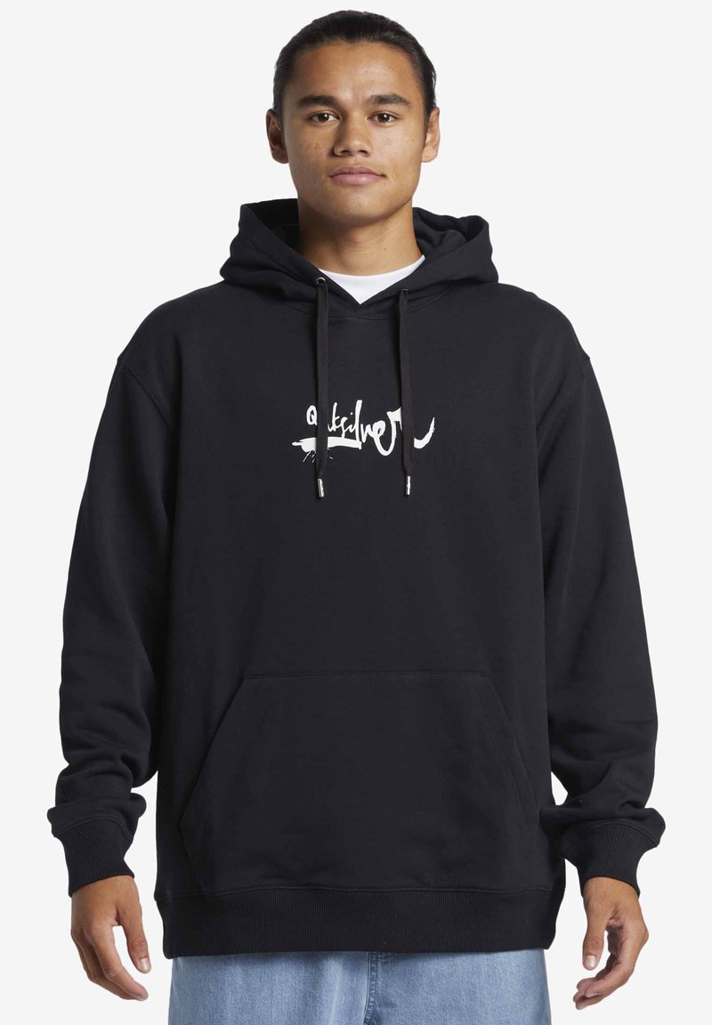 Sudadera negra con bolsillo frontal, capucha con cordón y logo blanco impreso en el pecho. Presenta puños acanalados y un corte relajado.