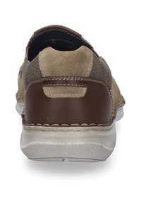 Brązowe zamszowe i skórzane buty typu slip-on z fakturowaną cholewką, jasnoszarym gumowym spodem i kontrastującymi detalami w stębnowaniu. Widok z tyłu pokazuje zaokrąglony kształt.