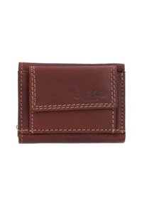 Portafoglio in pelle marrone con un design cucito, dotato di una tasca frontale con patta e logo impresso. Forma rettangolare compatta, texture liscia.