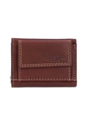 Portafoglio in pelle marrone con un design cucito, dotato di una tasca frontale con patta e logo impresso. Forma rettangolare compatta, texture liscia.