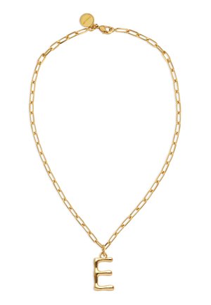 Collar de cadena de oro con eslabones rectangulares y un colgante en forma de la letra E.