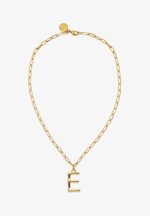 Collar de cadena de oro con eslabones rectangulares y un colgante en forma de la letra E.