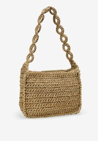 Bolso de paja tejido en color beige, de forma rectangular, cuenta con una asa gruesa con acentos circulares, exhibiendo un aspecto texturizado y natural.