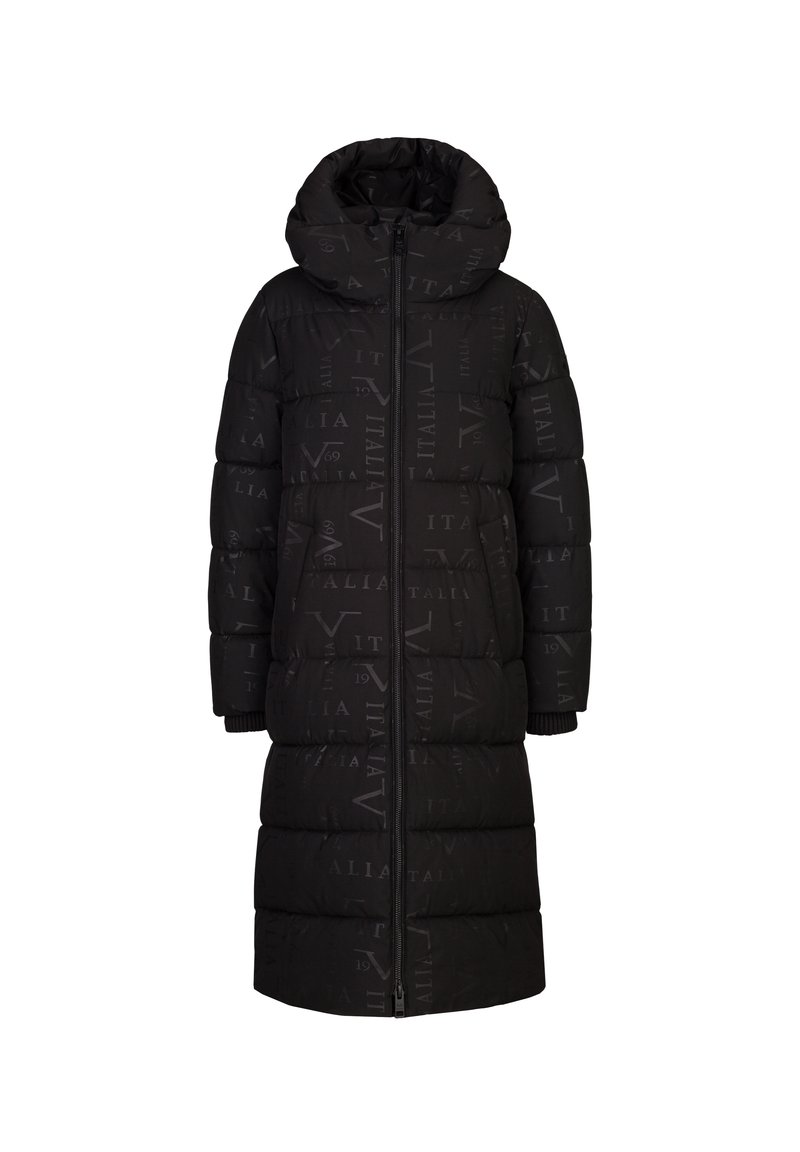 Zwarte gewatteerde jas met een hoge kraag en grote capuchon. Versierd met een tonale logopatroon. Voorzien van een rits aan de voorkant en geribbelde manchetten.
