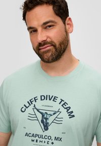 s.Oliver MIT FRONT - T-shirt print - ozeangrün