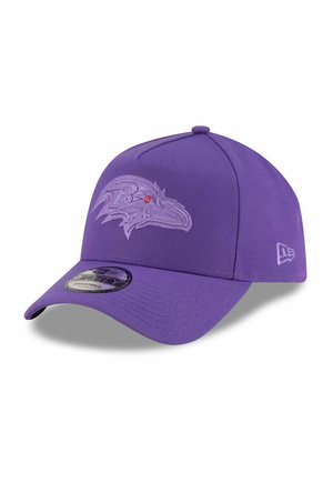 Lila Baseballkappe aus Stoff mit runder Krone, die auf der Vorderseite ein erhabenes Ravens-Logo in hellem Lila bestickt hat.