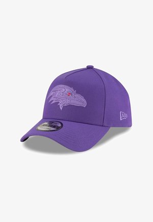Lila Baseballkappe aus Stoff mit runder Krone, die auf der Vorderseite ein erhabenes Ravens-Logo in hellem Lila bestickt hat.