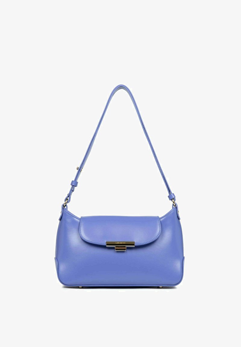 Borsa a tracolla in pelle blu con una forma strutturata, chiusura a pattina e una fibbia dorata. Presenta una sottile tracolla regolabile.