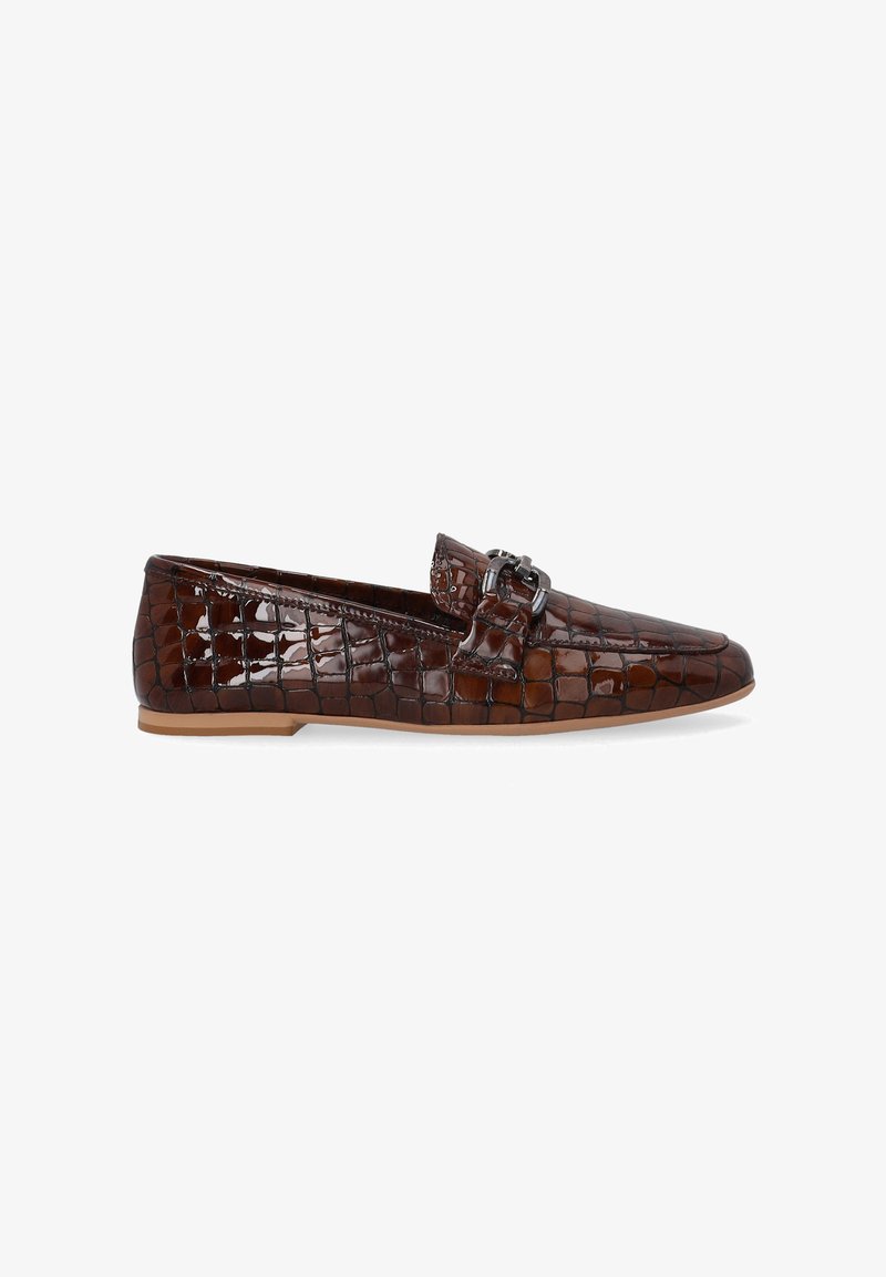 Braune, mit Krokodilprägung versehene Lederloafer mit runder Zehenform, Slip-On-Design und dekorativem Schnallenakzent. Flache Sohle. Glänzende Oberfläche.