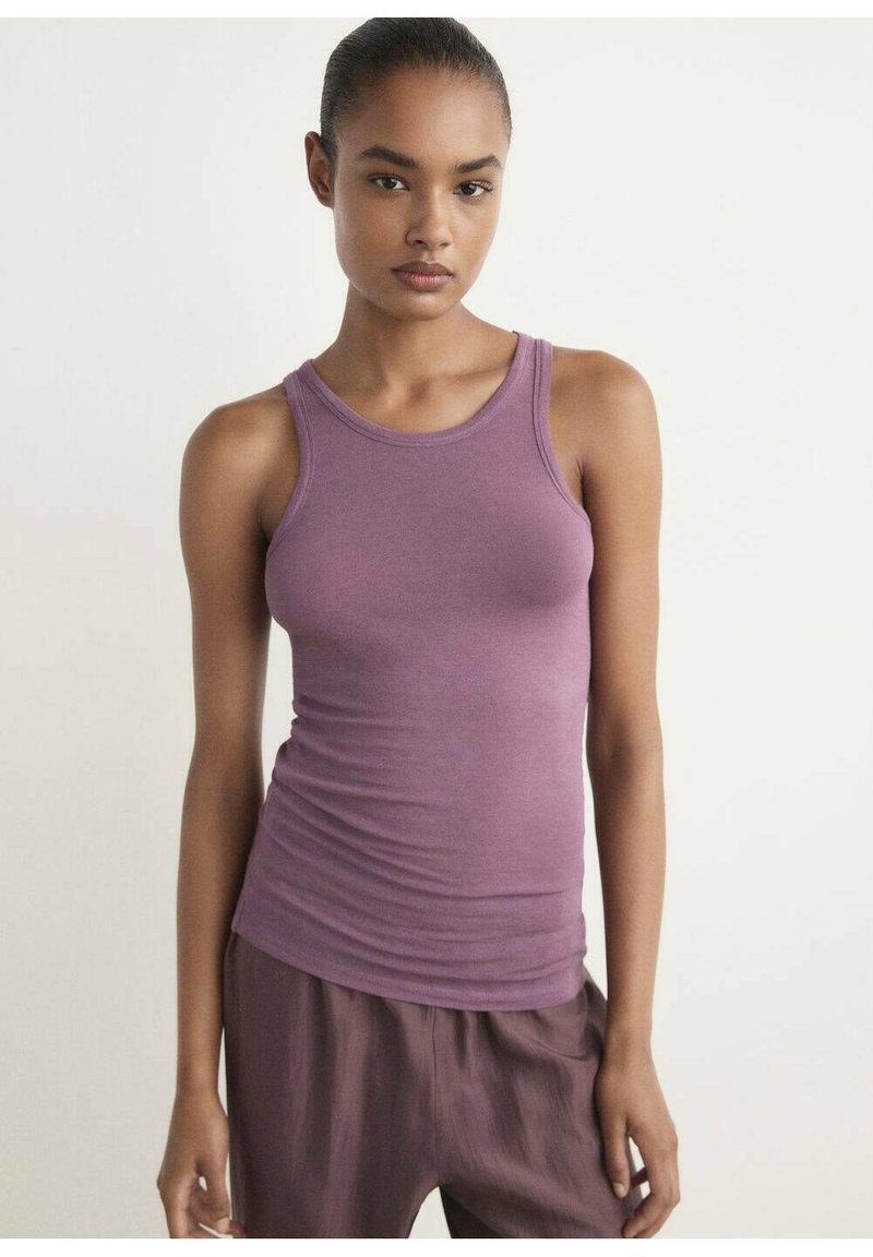 Paarse tanktop met een ronde halslijn en een aangesloten ontwerp, gemaakt van zachte stof, gecombineerd met losse, lichtpaarse broeken.