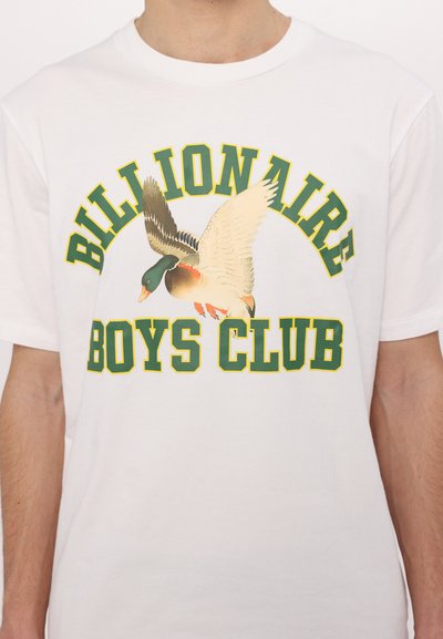 Λευκή βαμβακερή μπλούζα με γραφικό απεικόνισης ενός πετώντας πάπια, με τις λέξεις "Billionaire Boys Club" σε πράσινο και κίτρινο να λυγίζουν από πάνω.