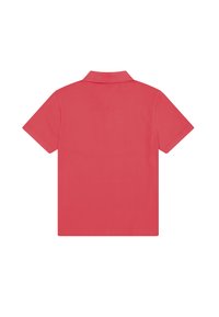 Koszulka polo z krótkim rękawem w jasnym koralu, z klasycznym kołnierzykiem, gładką fakturą oraz bez widocznych logo czy wzorów. Jednolity kolor.