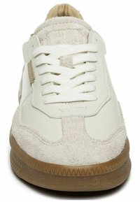 Sneaker bianco con tomaia in suede e pelle, dotato di accenti testurizzati e lacci bianchi piatti. Suola in gomma marrone con motivo a zigzag.