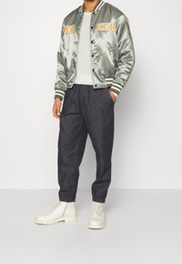 BOSS Svetr - off-white