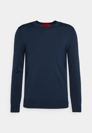 Marineblauer Langarmpullover aus weichem Material, mit rundem Halsausschnitt und gerippten Bündchen sowie Saum. Etikett am Halsausschnitt sichtbar.