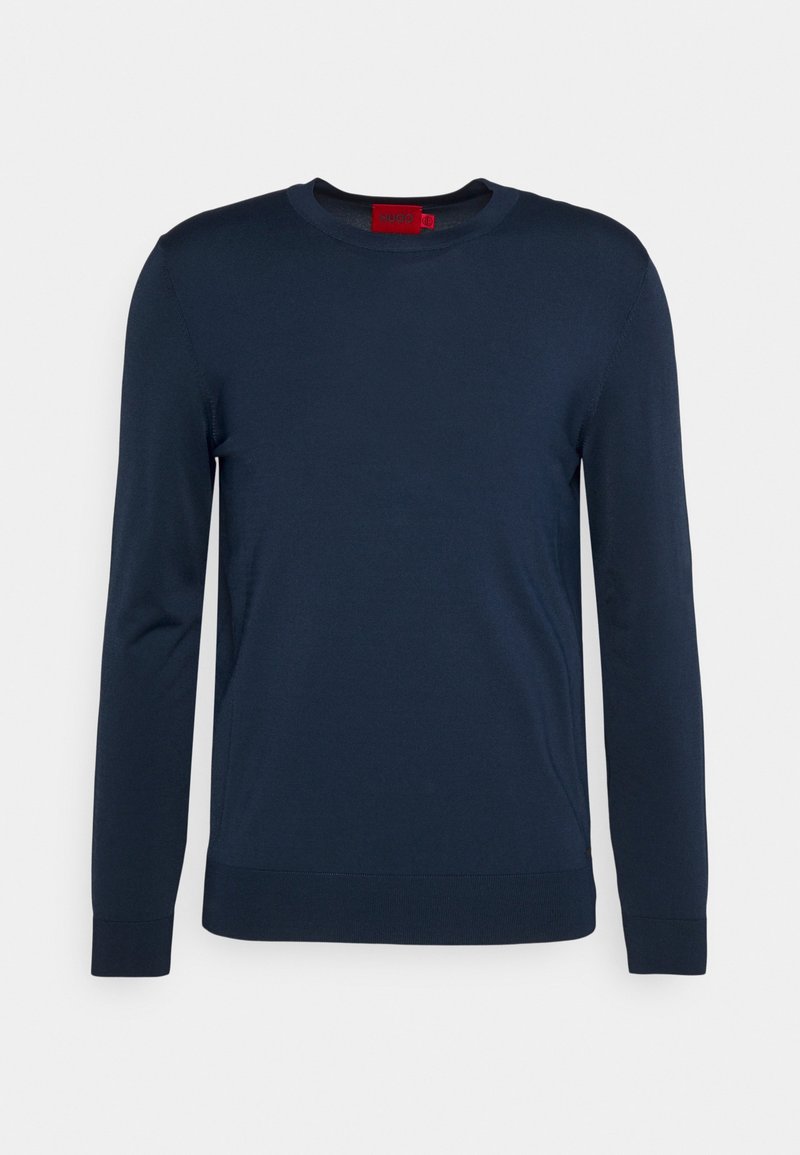 Maglione a maniche lunghe di colore blu navy realizzato in materiale morbido, con scollo rotondo e polsini e orlo a coste. Etichetta visibile sul colletto.