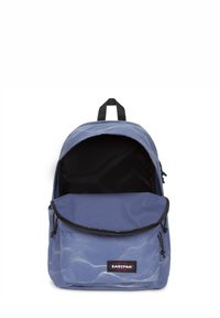 Zaino in tessuto blu con una grande apertura, interni neri, tasca frontale con zip e spallacci regolabili. Logo sul frontale.
