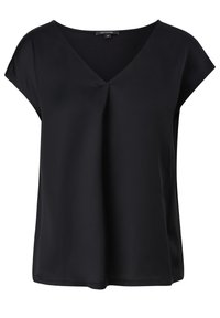 Blouse noire à manches courtes avec encolure en V et pli central devant, réalisée en tissu lisse et léger.