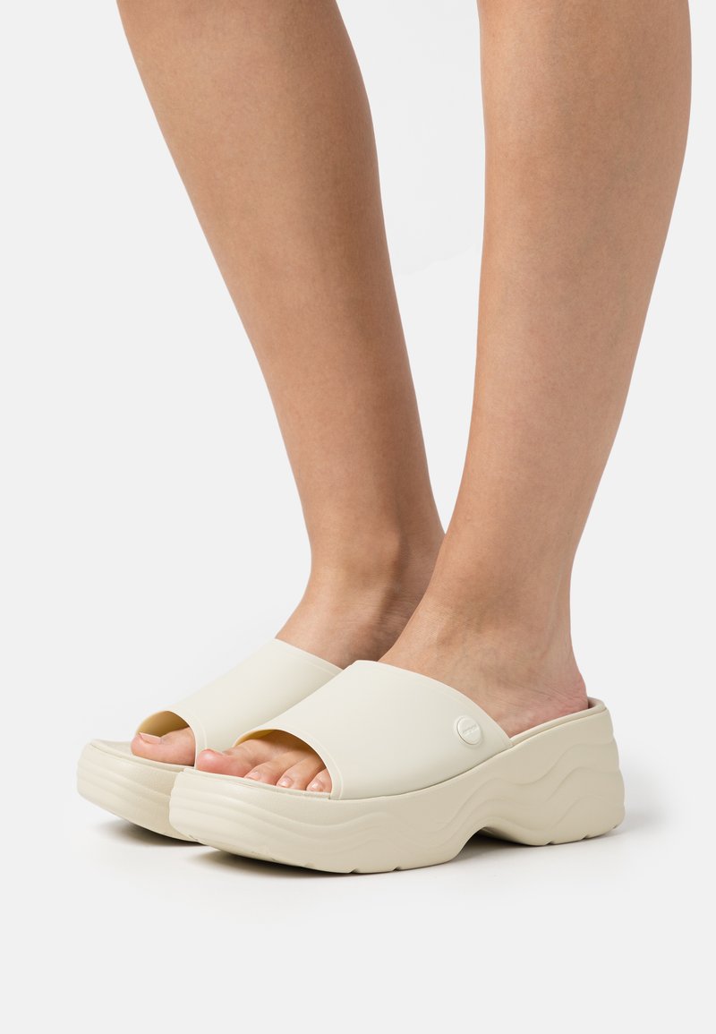 Crocs SKYLINE SLIDE Muiltjes met hak bone/taupe Zalando.nl