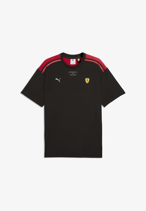 Schwarzes kurzärmeliges T-Shirt aus atmungsaktivem Stoff, mit roten Schulterstreifen, Puma-Logo auf der Brust und einem Ferrari-Emblem.
