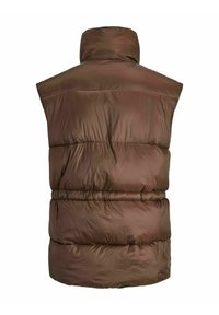Gilet rembourré marron avec col haut, design matelassé et taille élastique. Tissu lisse et brillant sans quincaillerie ou accents visibles.