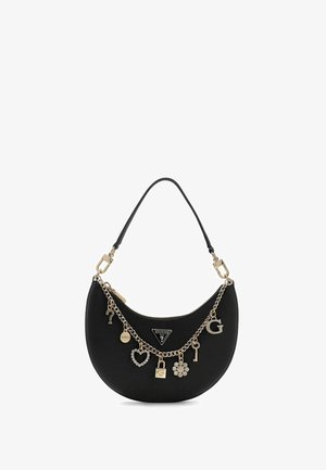 Sac à main noir en forme de croissant avec une fermeture éclair dorée, une chaîne et des breloques comprenant un cadenas, une clé, un cœur, une fleur et le logo de la marque.