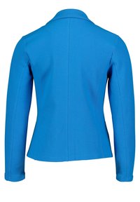 Blazer blu con tessuto strutturato, maniche lunghe, colletto con risvolto e pinces posteriori per una vestibilità sagomata. Senza chiusure visibili.