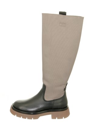 Hoher Stiefel mit schwarzem Lederfuß und brauner Gummisohle, beigem Stoffschaft und Zuglasche oben hinten.