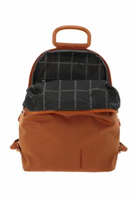 Sac à dos en mesh orange avec une poignée supérieure, fermeture éclair et intérieur noir avec un motif de logo. Poches latérales pour un rangement supplémentaire.