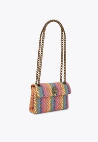 Borsa intrecciata con un motivo zigzag colorato in rosa, blu e giallo. Presenta una chiusura metallica e doppi manici a catena.