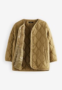 Veste matelassée marron clair avec boutons-pression, encolure arrondie, manches longues et poches latérales, présentée partiellement ouverte sur fond blanc.