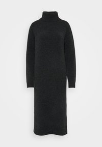 Sort turtleneck kjole laget av teksturert strikkemateriale. Lange ermer og en rett silhuett med ribbede mansjetter ved håndleddene.